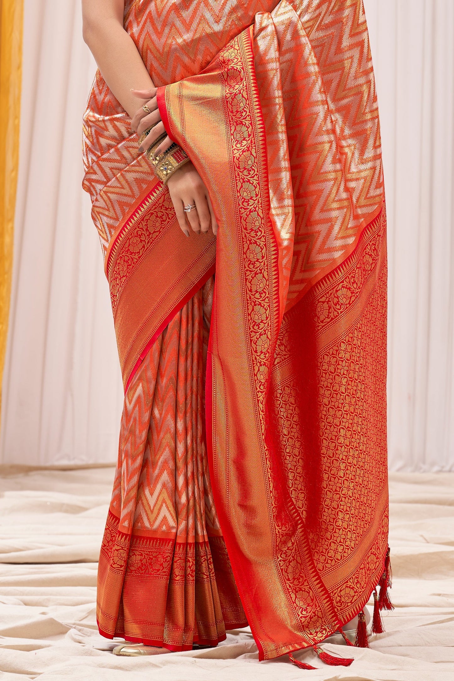 coral-kanjivaram-silk-saree-zb132319_3_SareeButa.com