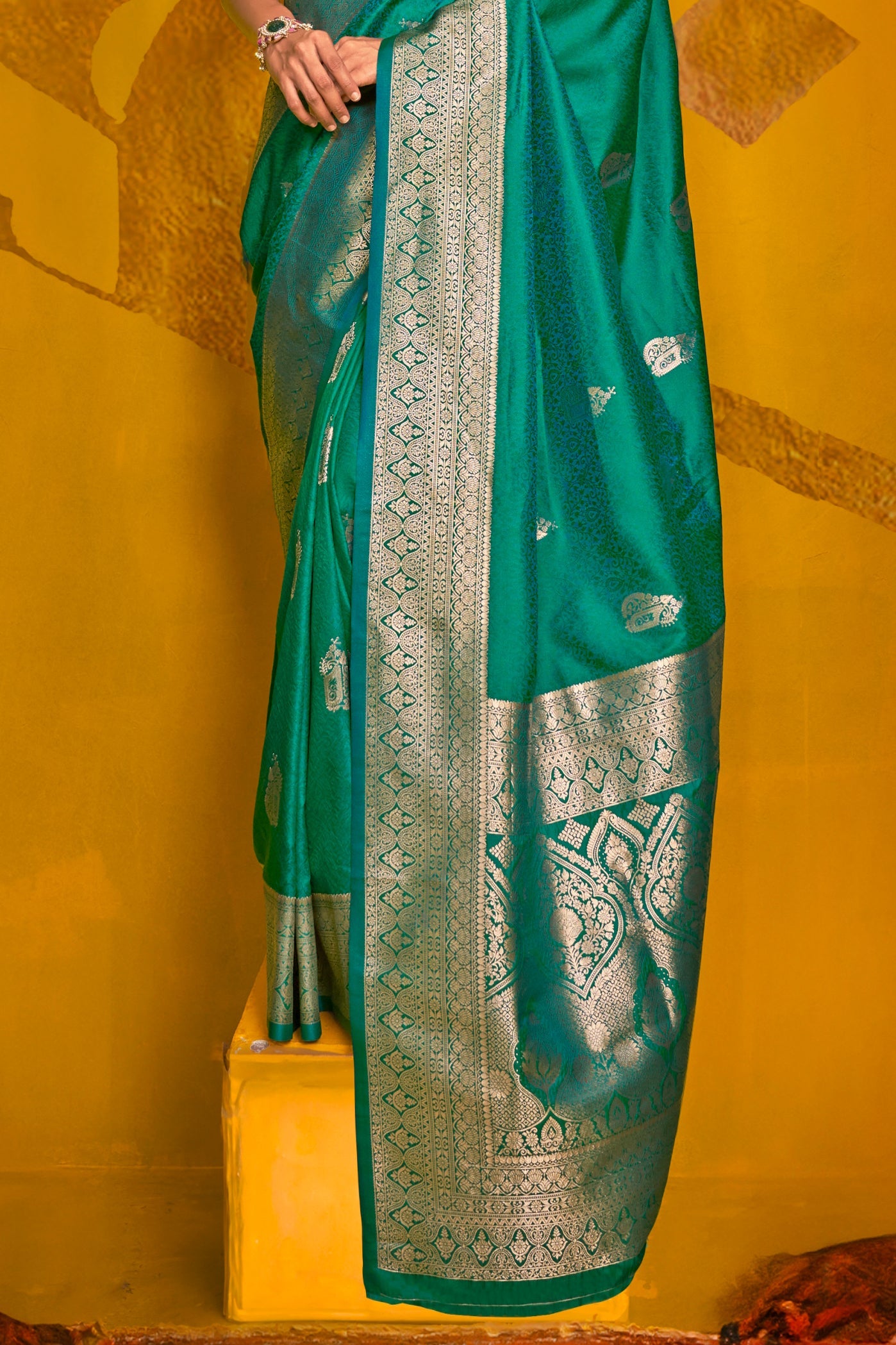 Green 2-Tone Zari Weaving Silk Saree-ZB134060_4_SareeButa.com