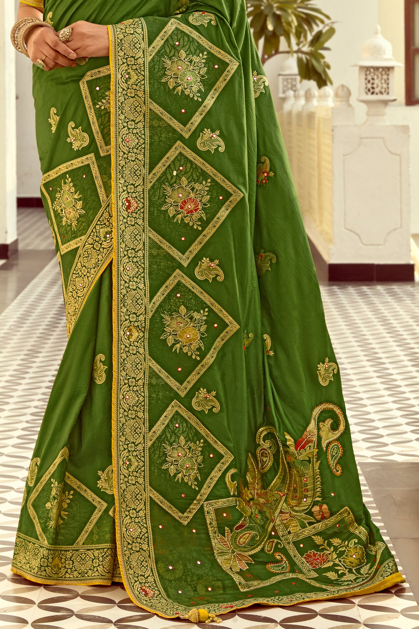 Green Dola Silk Saree with Cutdana Work-ZB134590_5_SareeButa.com