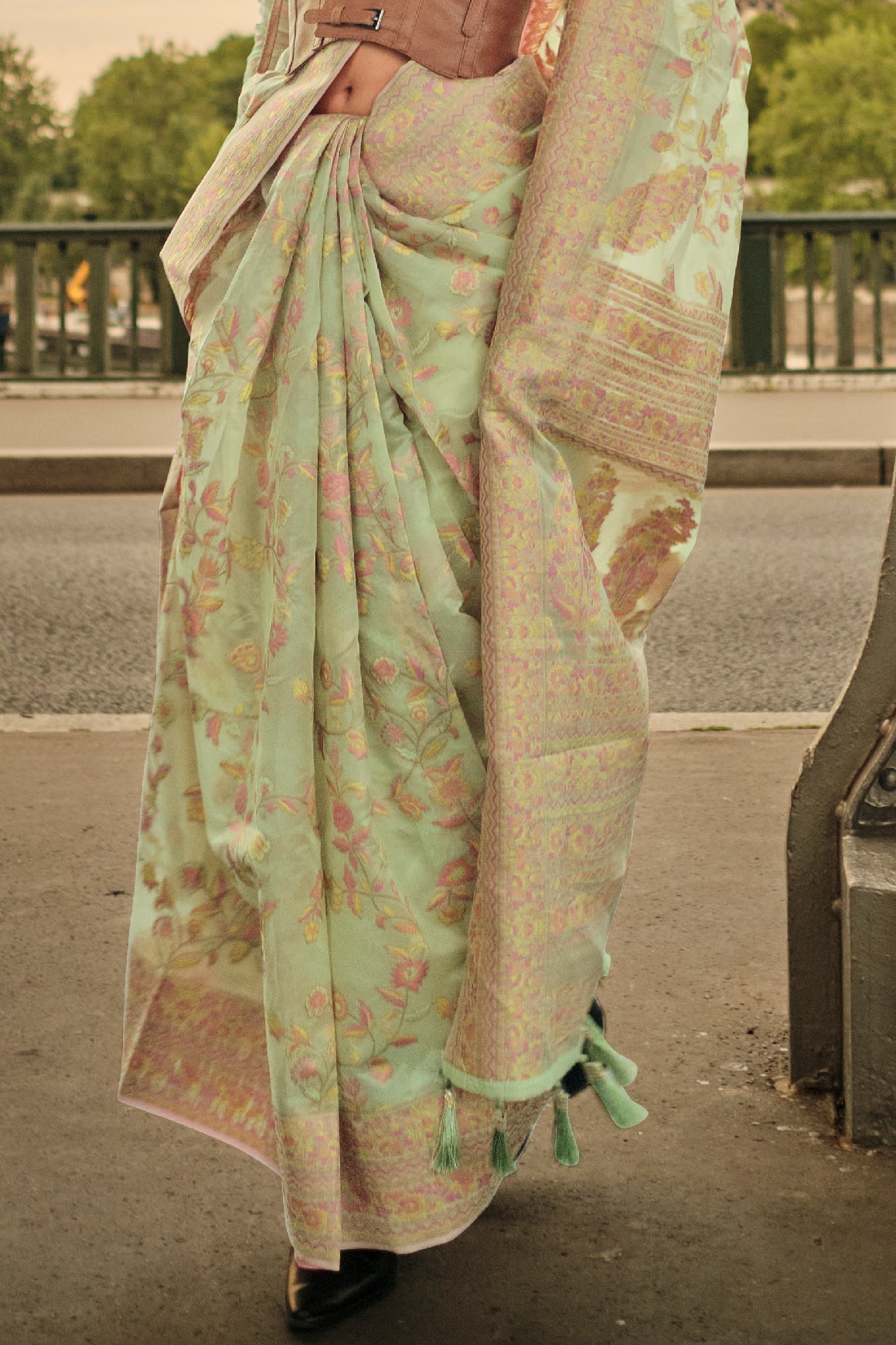 green-woven-organza-saree-zb131975_3_SareeButa.com