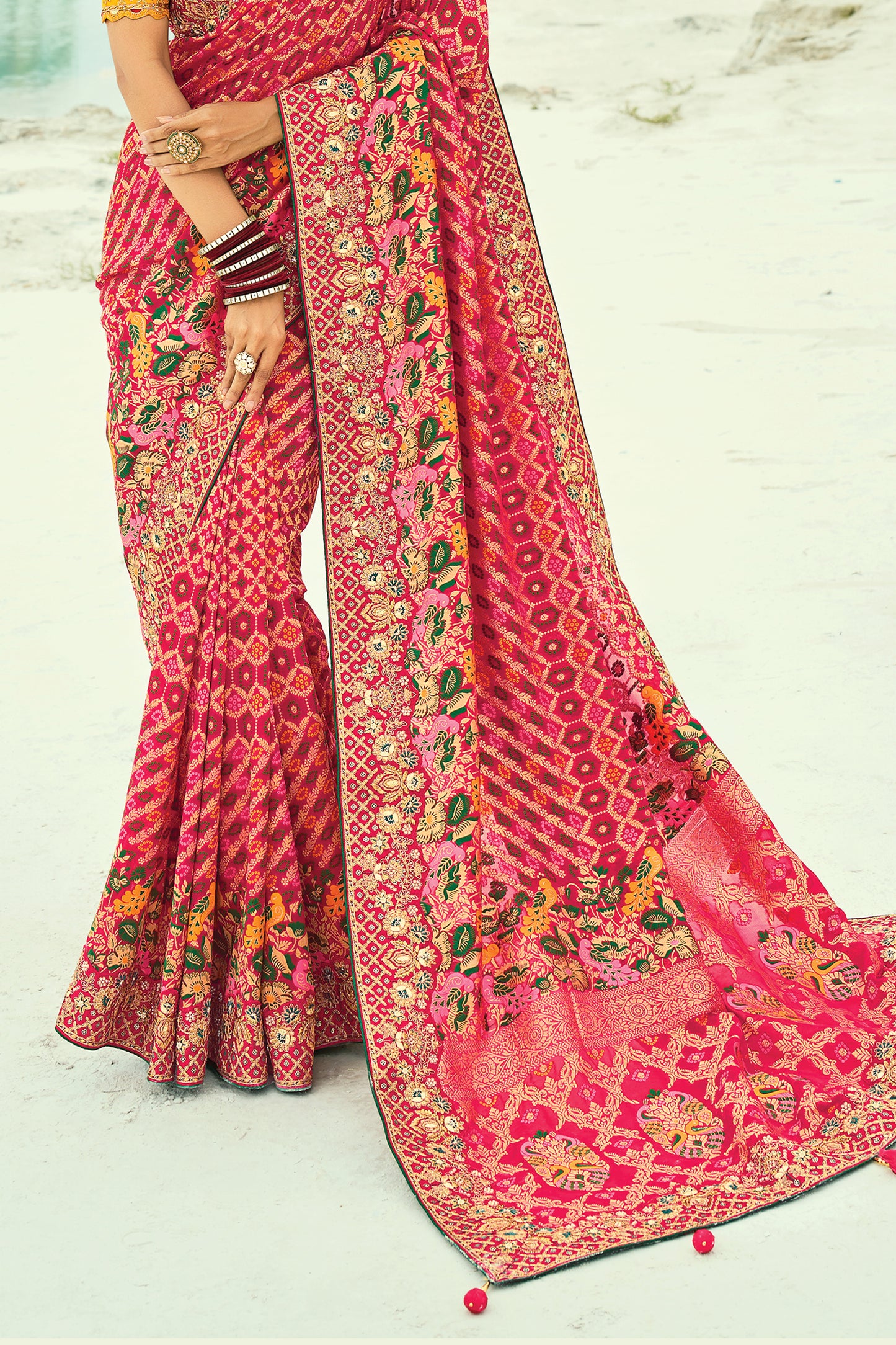 red-georgette-bandhani-saree-sar10291_6_Sareebuta.com