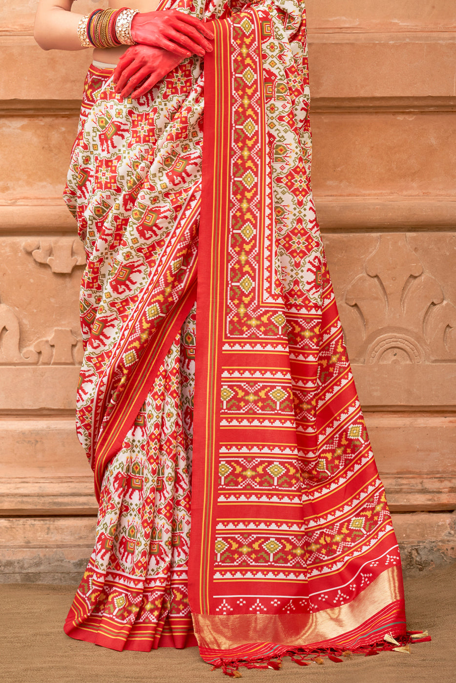 white-printed-patola-silk-saree-zb133621_8_Sareebuta.com