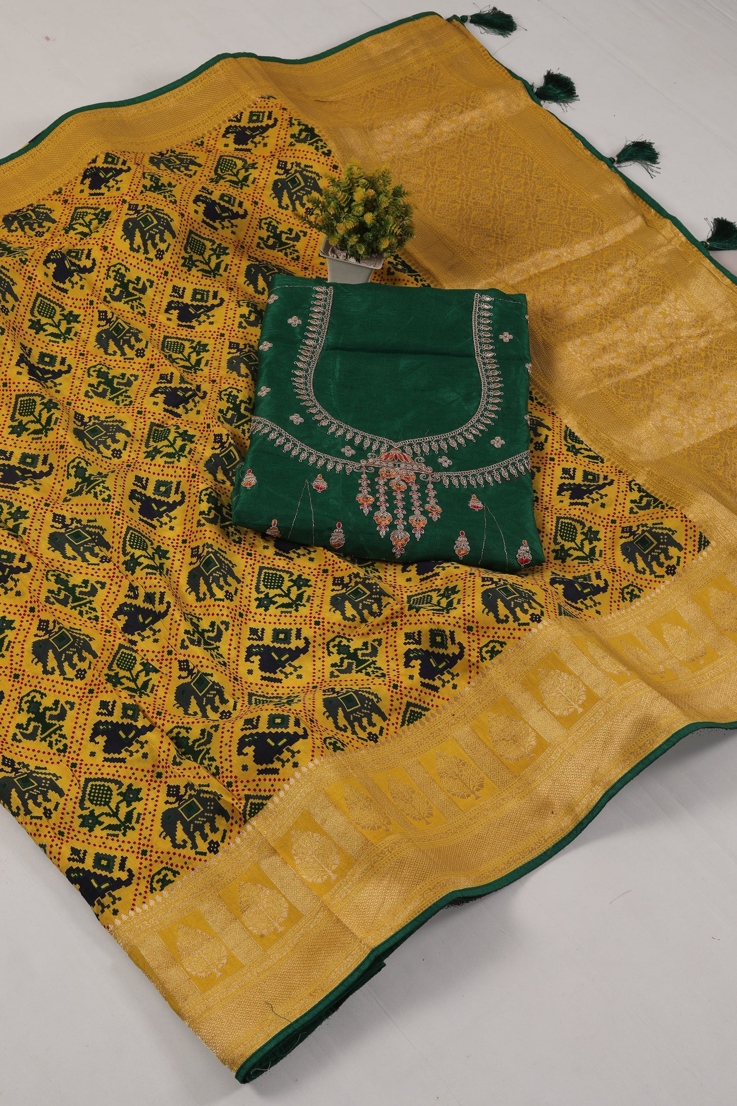 yellow-patola-silk-saree-zb131946_3_SareeButa.com