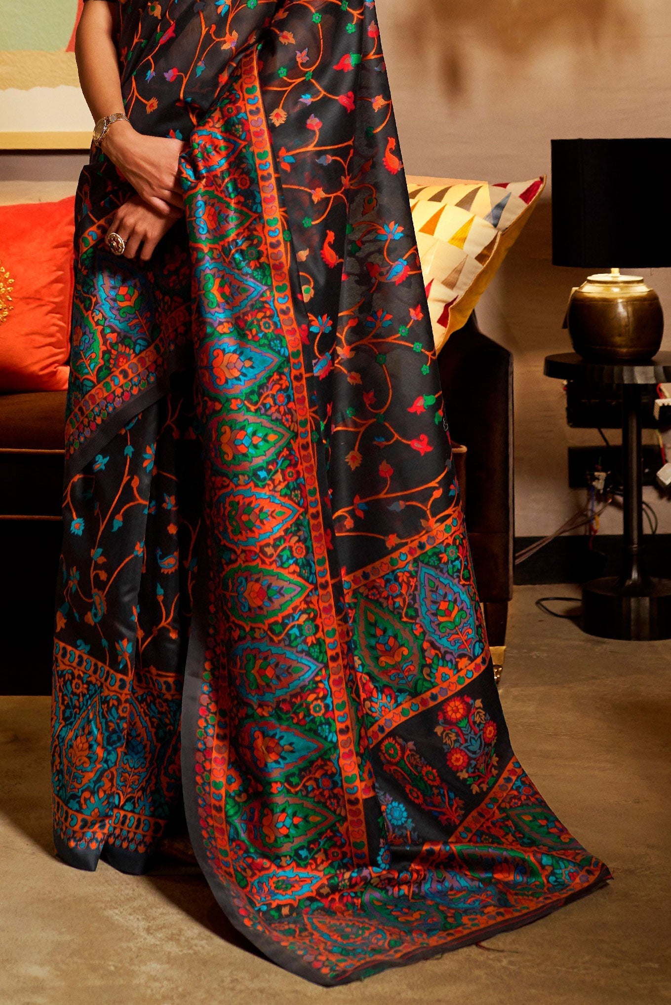 black-kashmiri-jamewar-silk-saree-zb140022_3_SareeButa.com