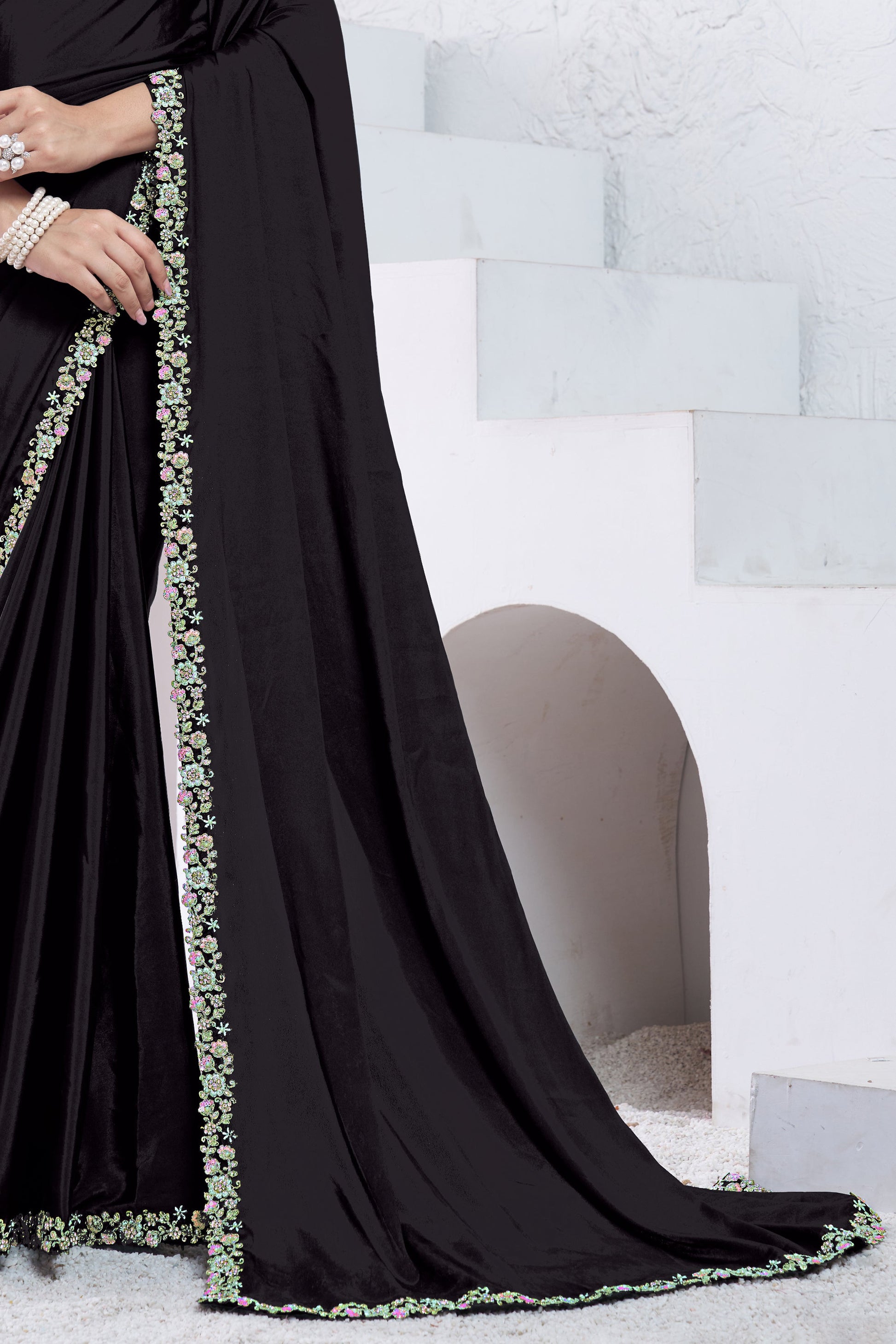 black-embroidered-crepe-silk-saree-zb133728_8_Sareebuta.com