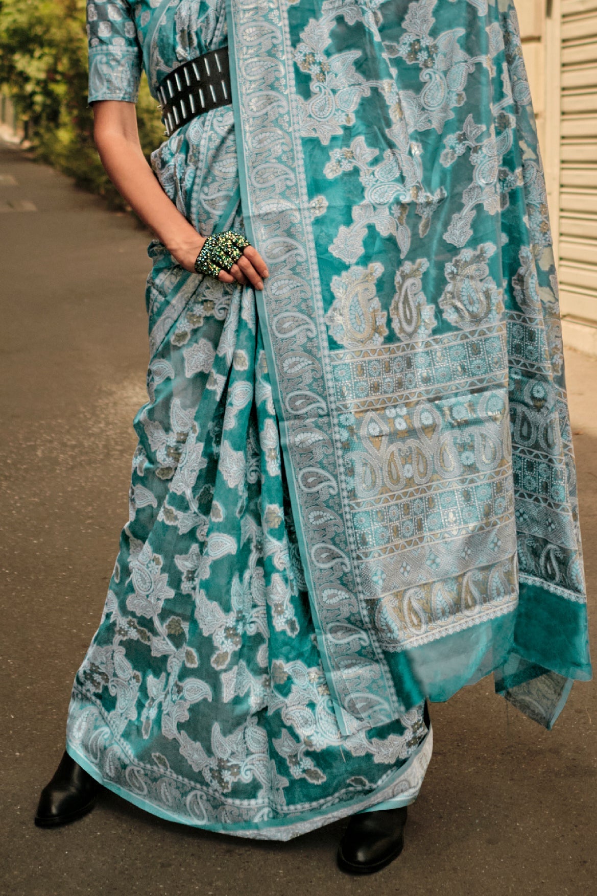 blue-organza-lucknowi-saree-zb131986_4_SareeButa.com