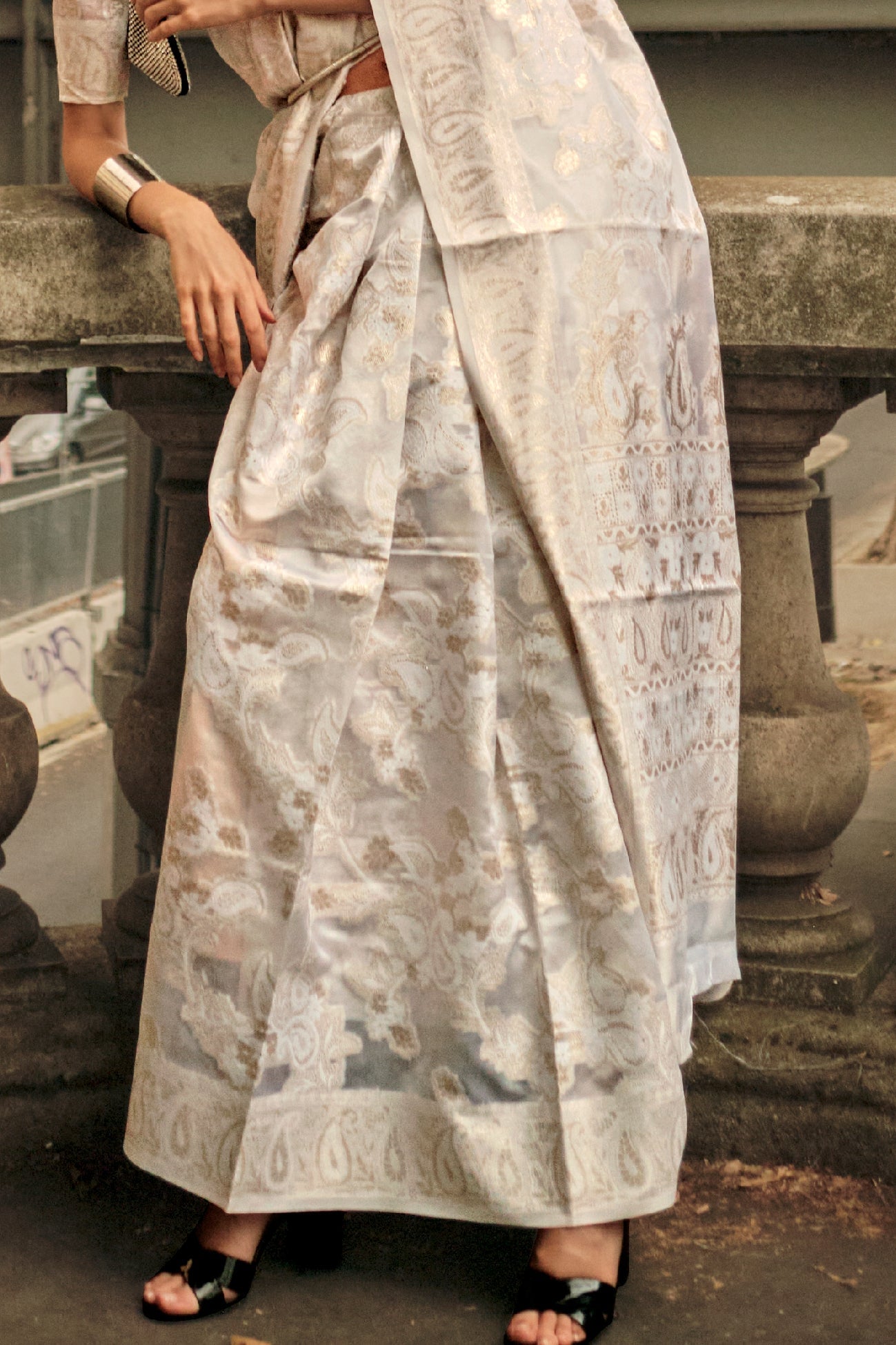 cream-organza-lucknowi-saree-zb131989_4_SareeButa.com