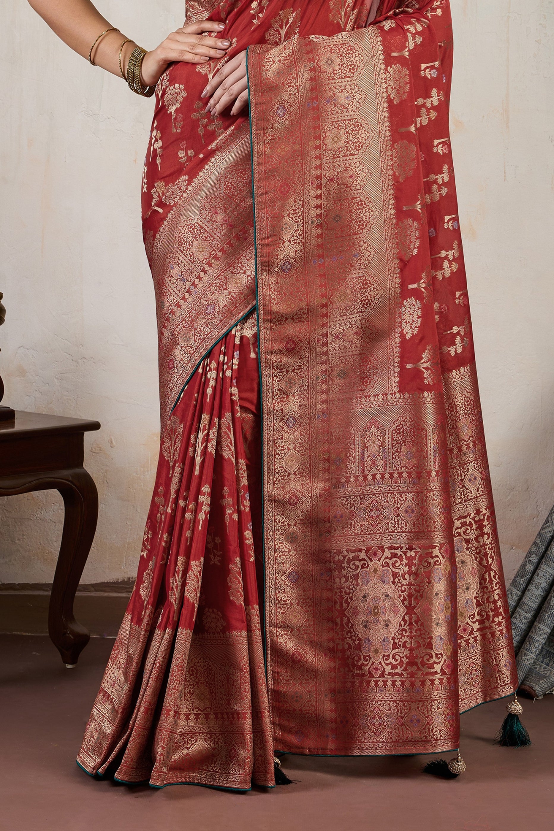 deep-red-woven-soft-silk-saree-sar10545_6_Sareebuta.com