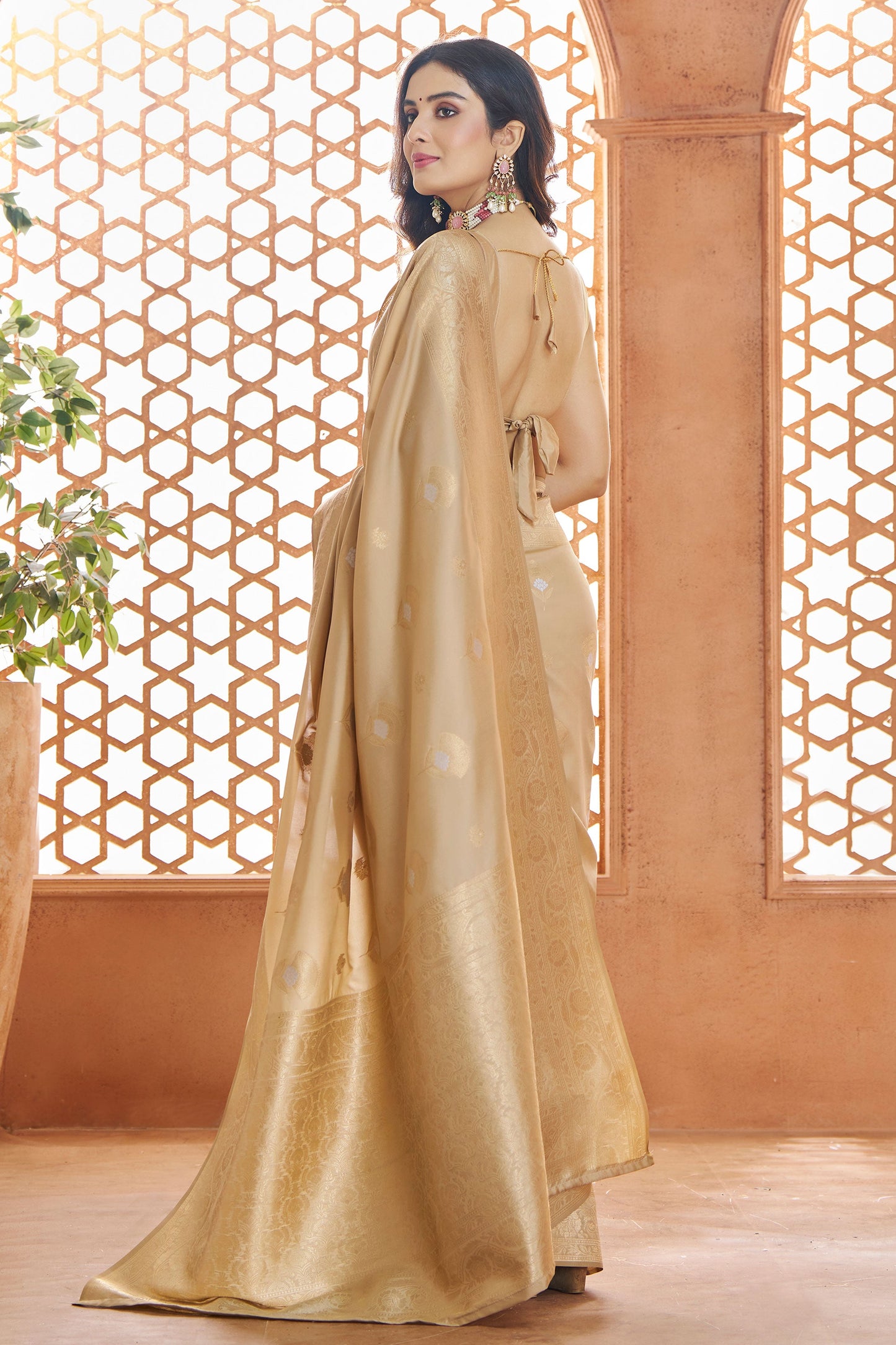 golden-banarasi-silk-saree-zb132760_4_SareeButa.com