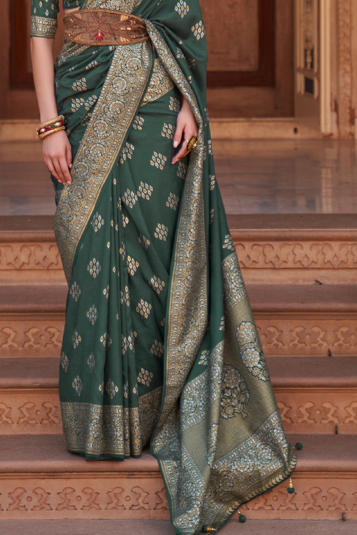 green-banarasi-silk-saree-zb130833_3_SareeButa.com