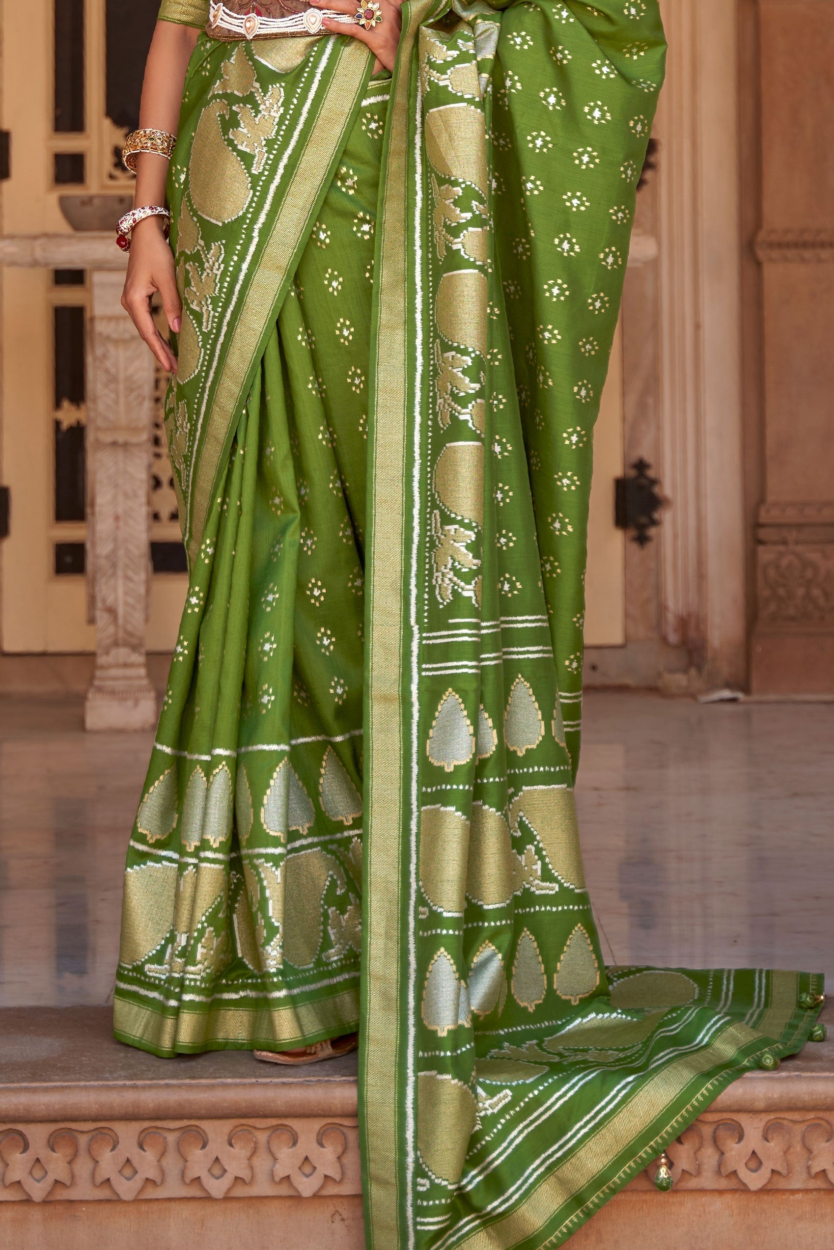 green-banarasi-silk-saree-zb130839_3_SareeButa.com