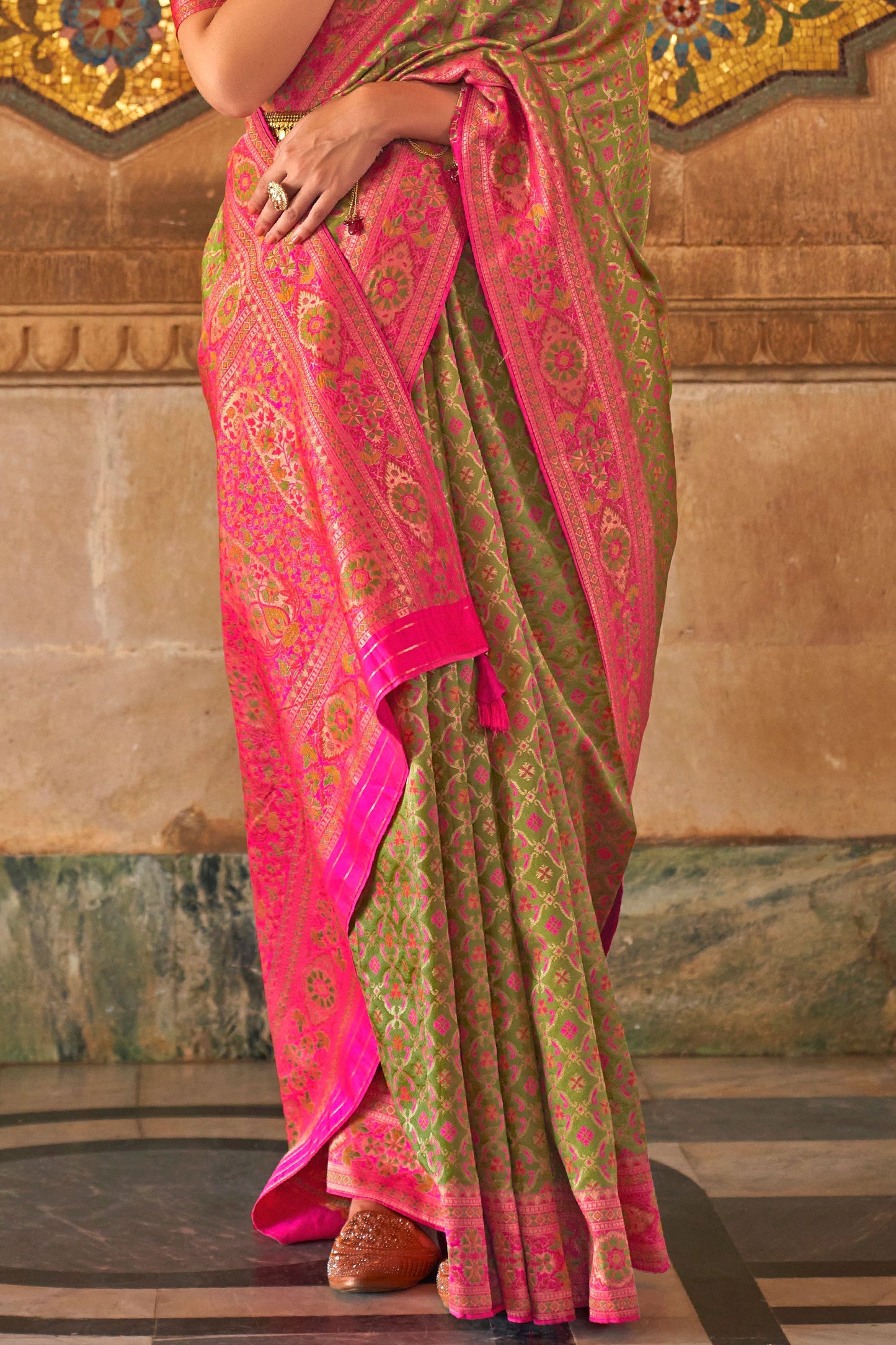 green-banarasi-silk-saree-zb131000_3_SareeButa.com