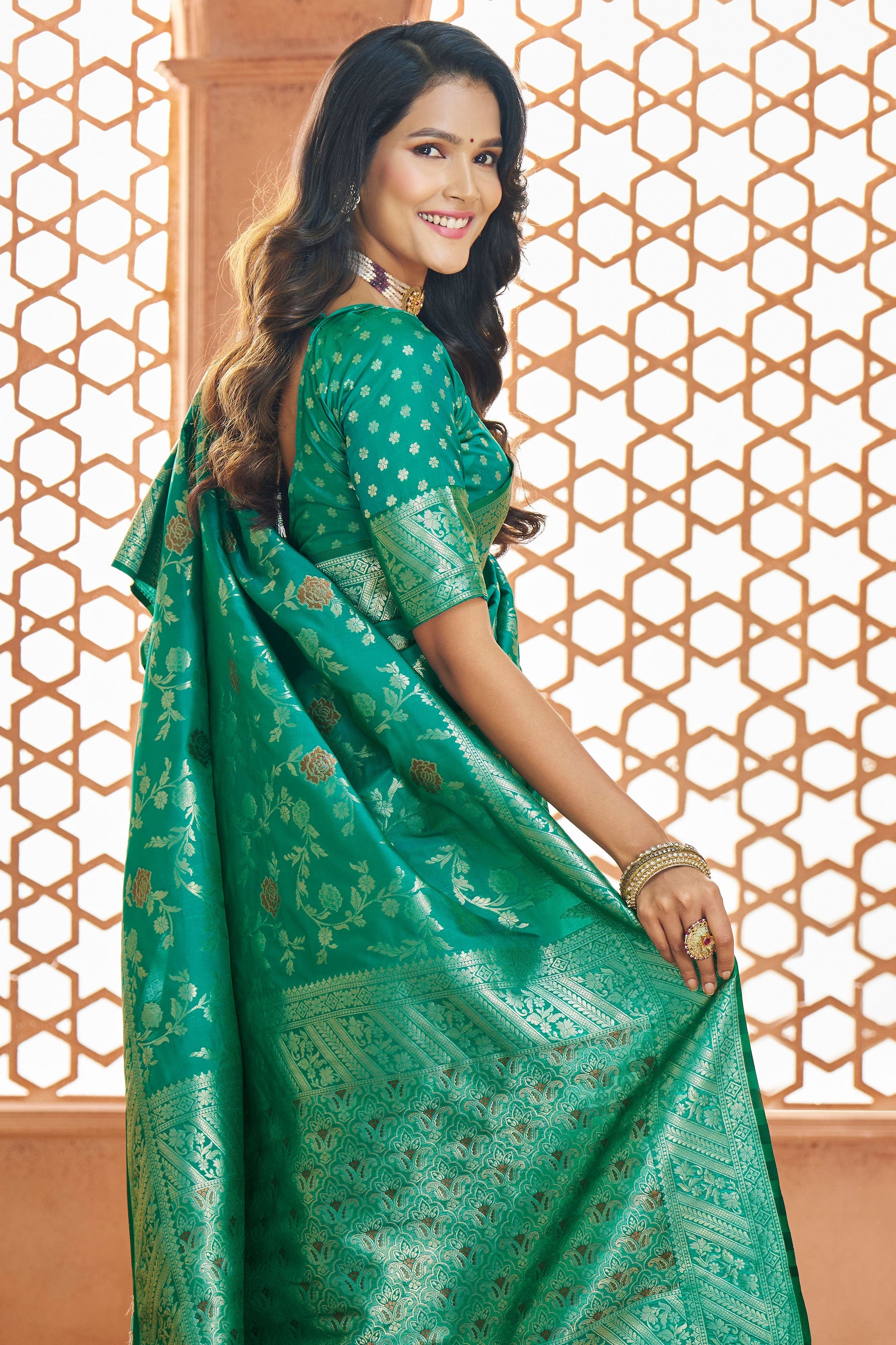 green-banarasi-silk-saree-zb132756_3_SareeButa.com