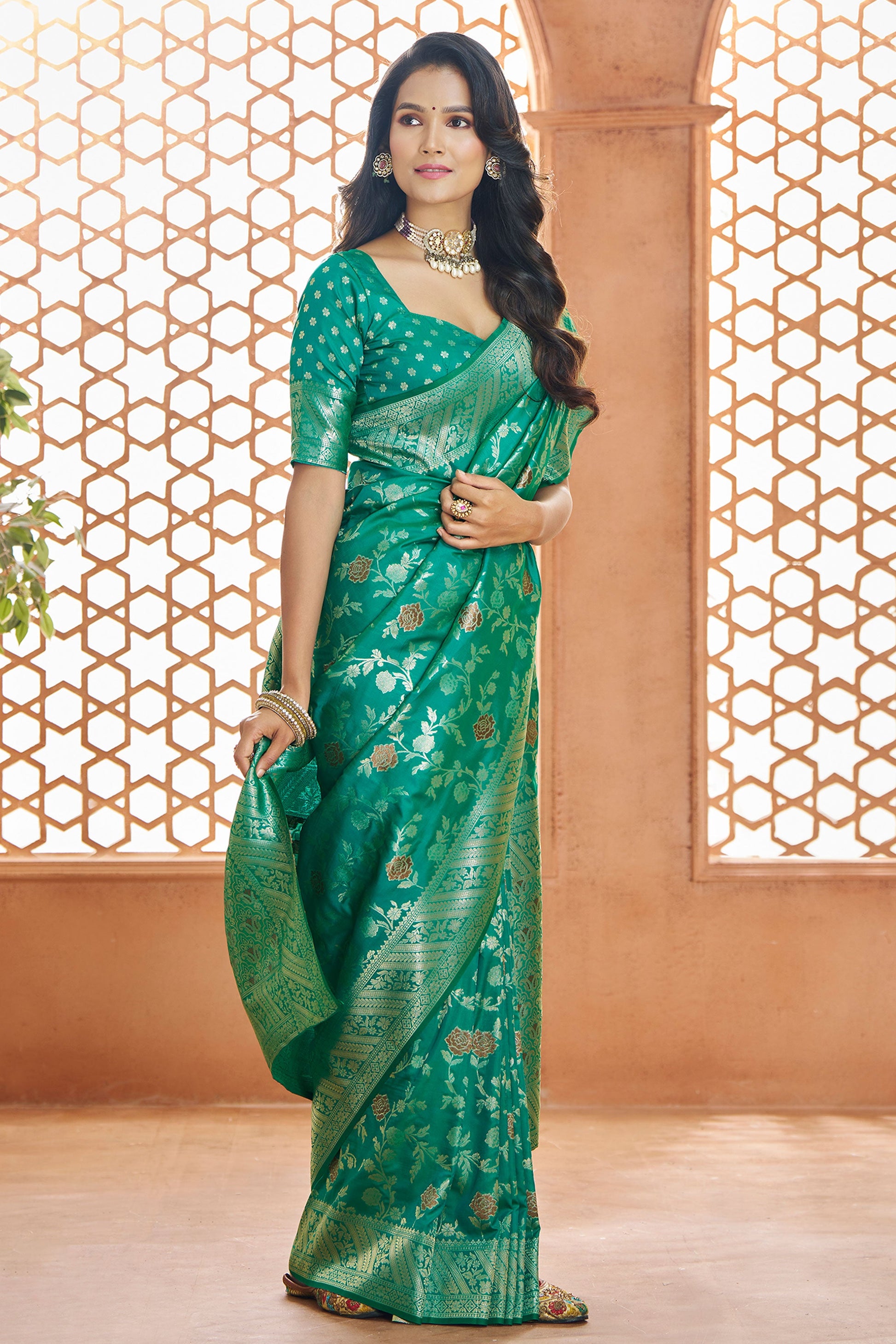 green-banarasi-silk-saree-zb132756_4_SareeButa.com