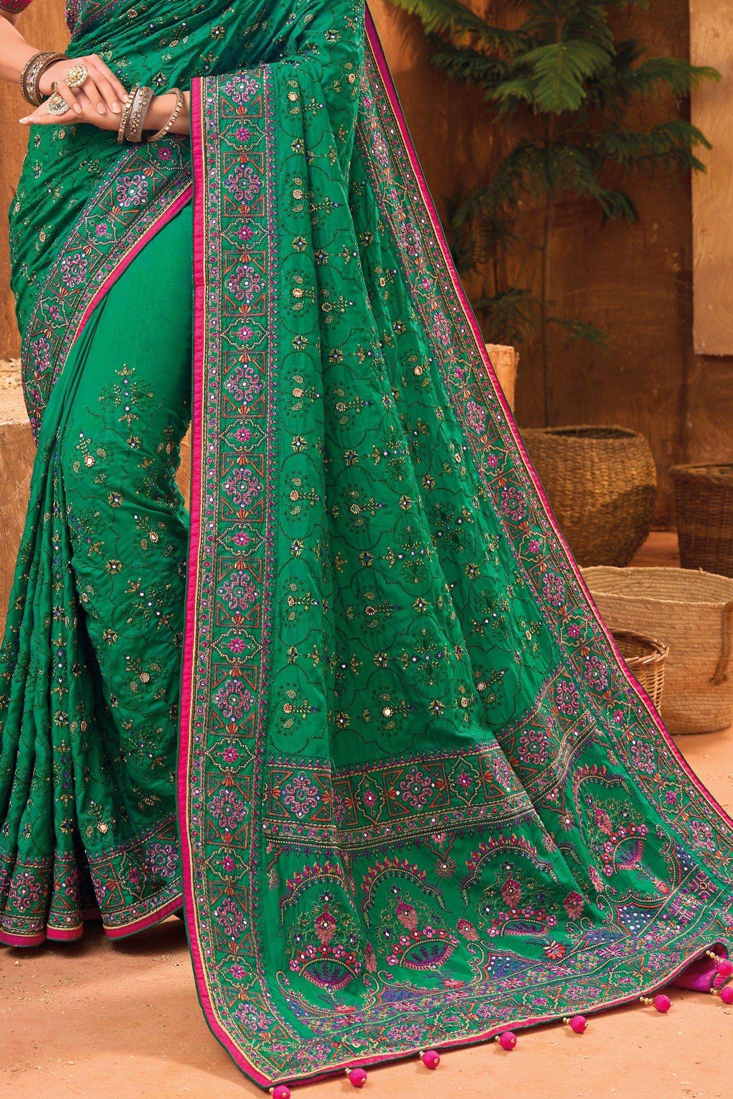 green-designer-kacchi-work-silk-saree-zb130634_4_SareeButa.com