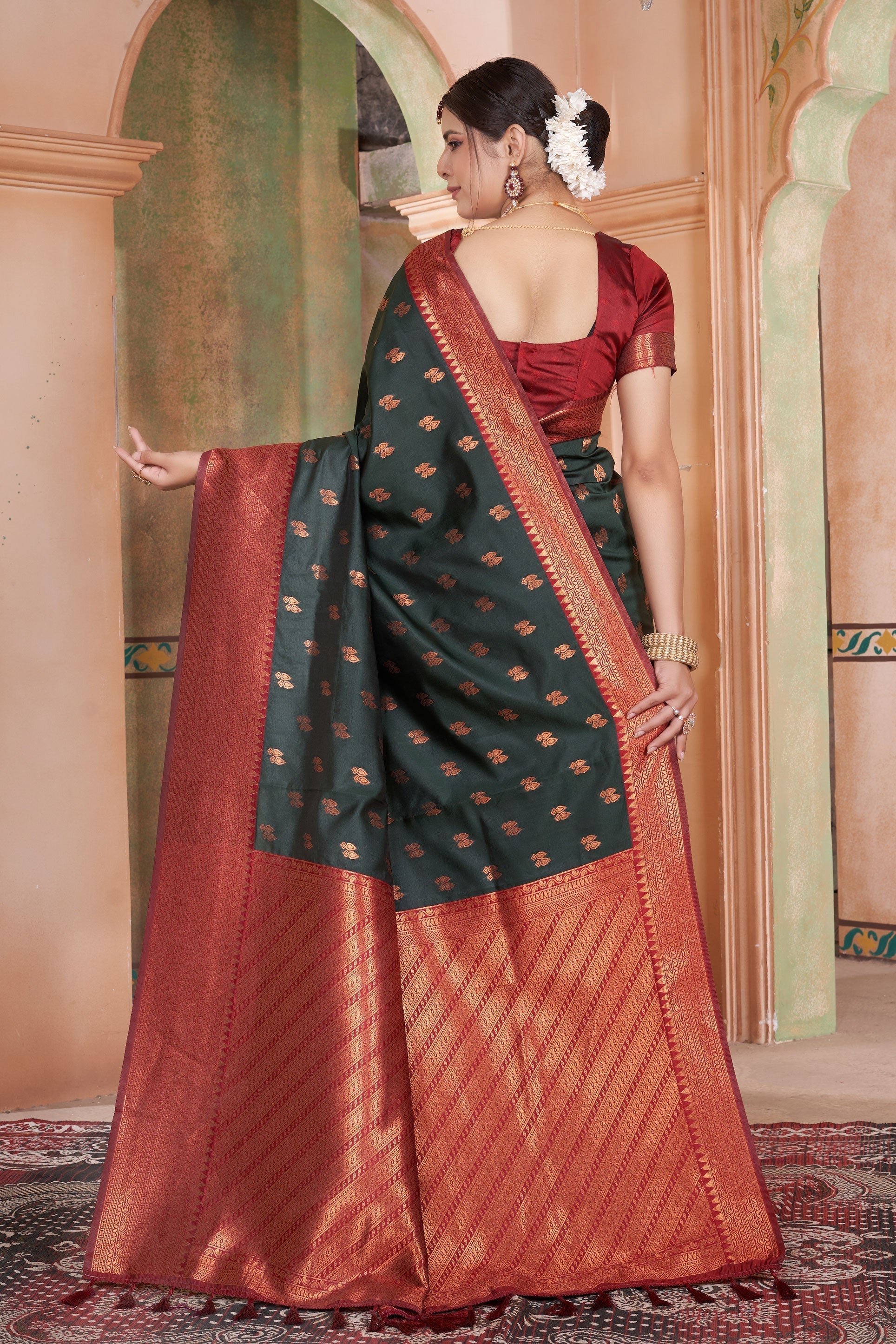 green-kubera-pattu-kanjivaram-saree-zb131667_4_SareeButa.com