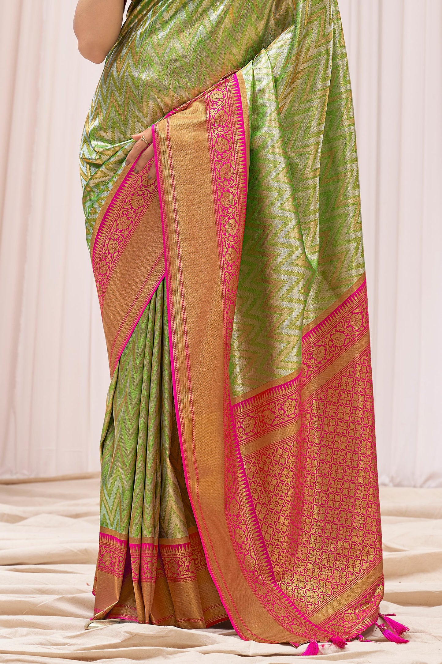 green-kanjivaram-silk-saree-zb132318_3_SareeButa.com