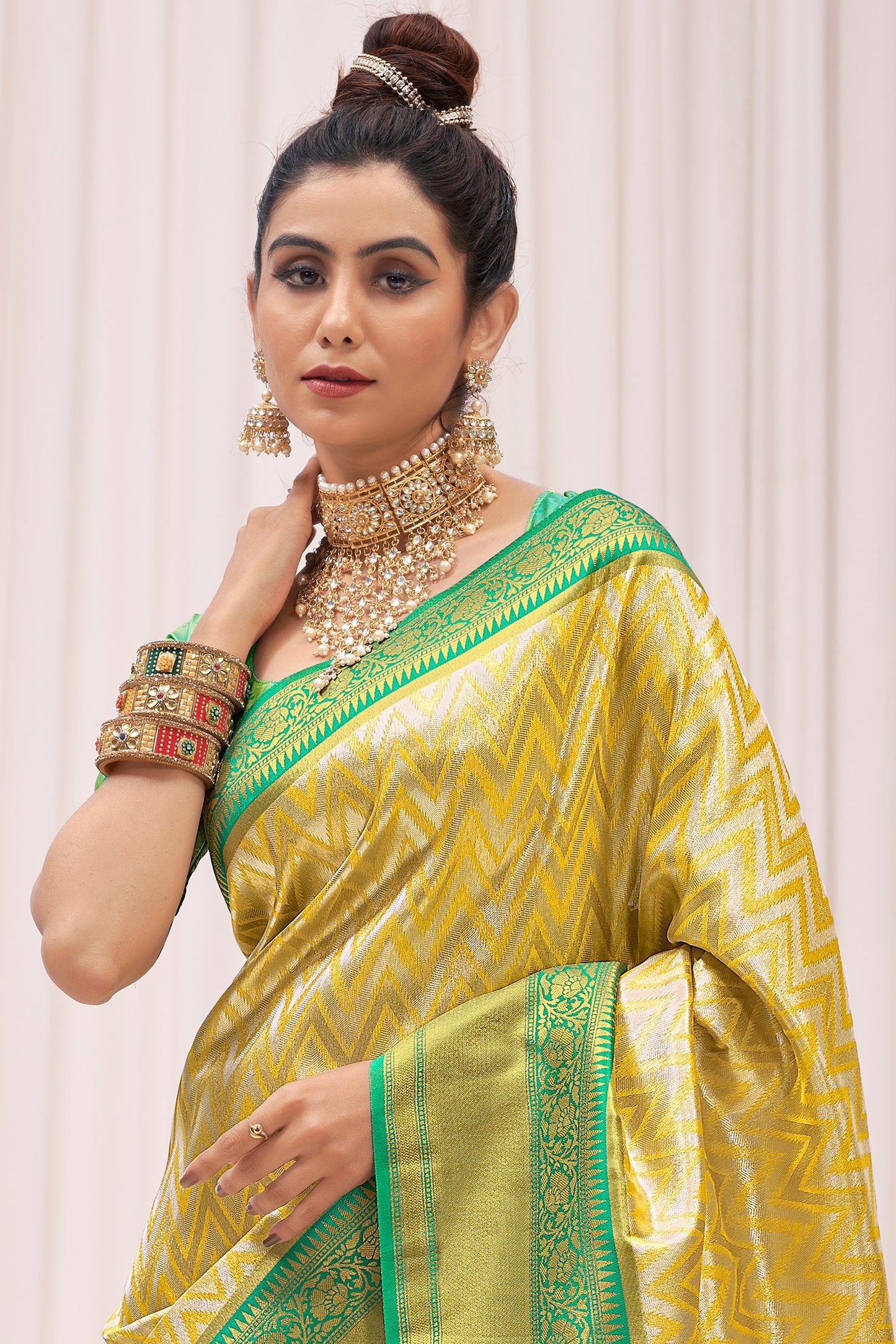 green-kanjivaram-silk-saree-zb132320_2_SareeButa.com