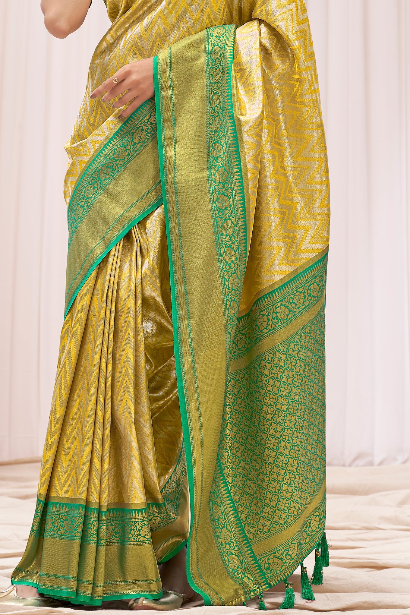 green-kanjivaram-silk-saree-zb132320_3_SareeButa.com