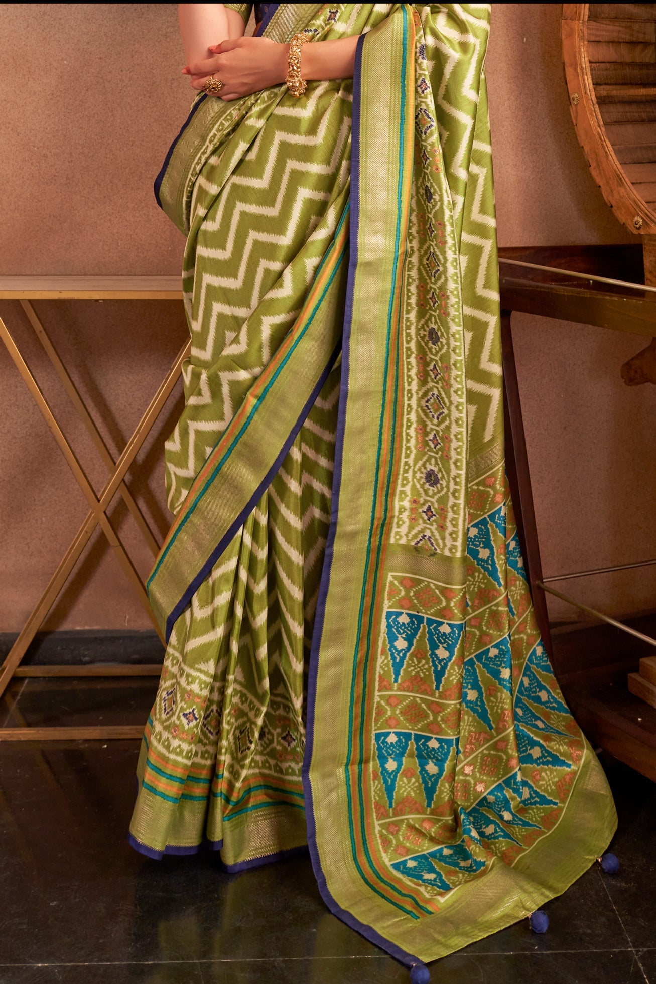 green-patola-silk-saree-zb132053_4_SareeButa.com