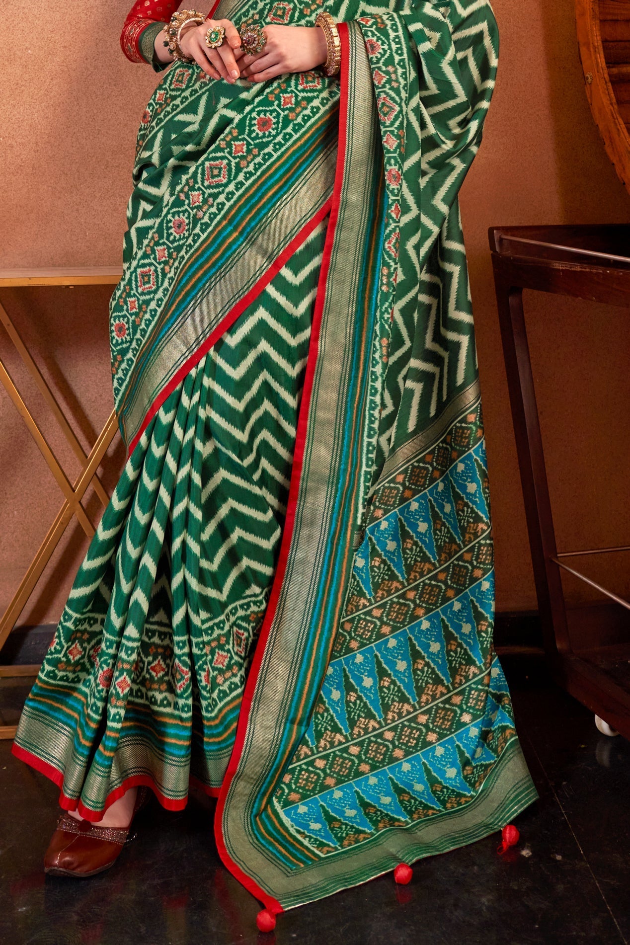 green-patola-silk-saree-zb132058_4_SareeButa.com