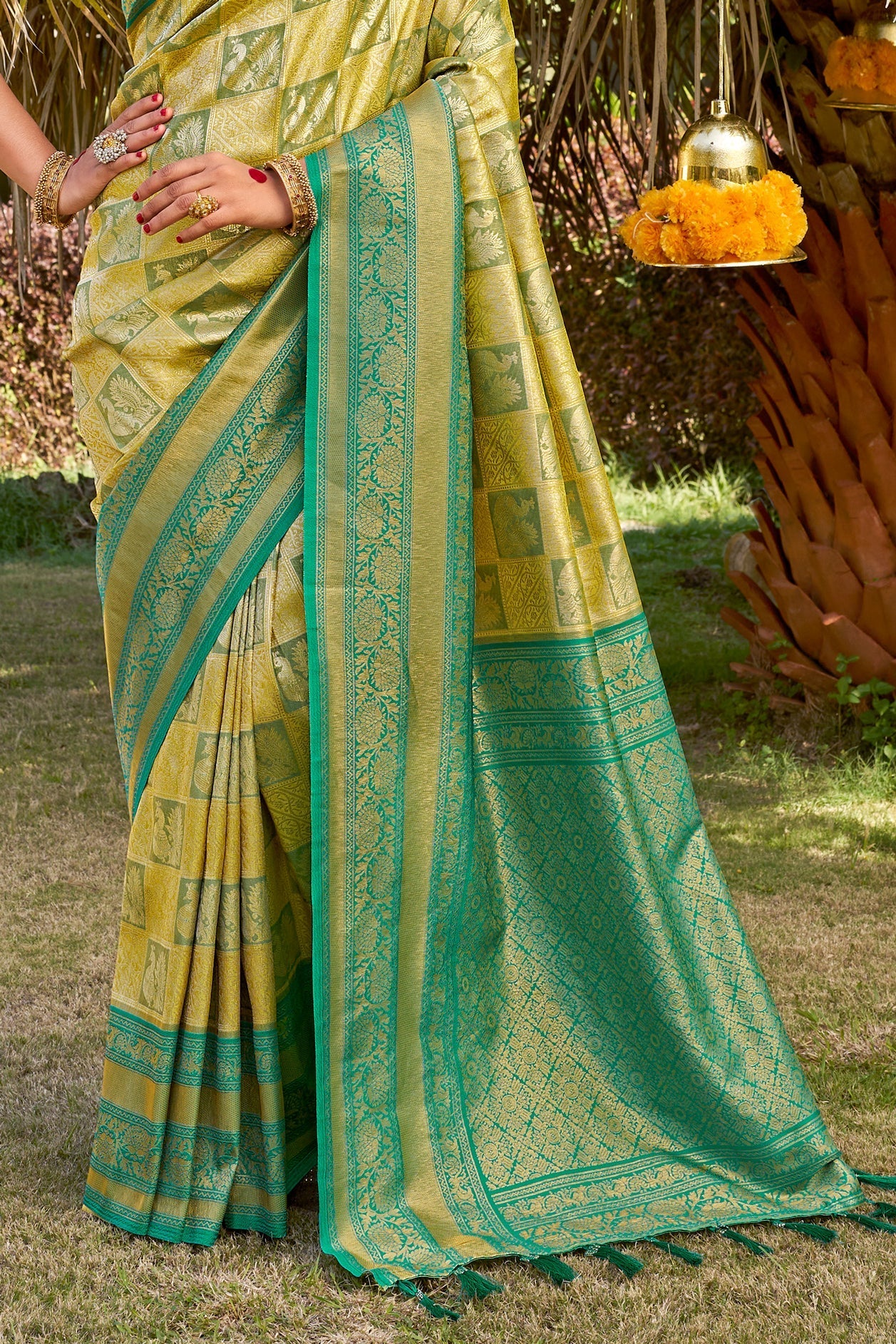 green-silk-kanjivaram-saree-zb132324_4_SareeButa.com