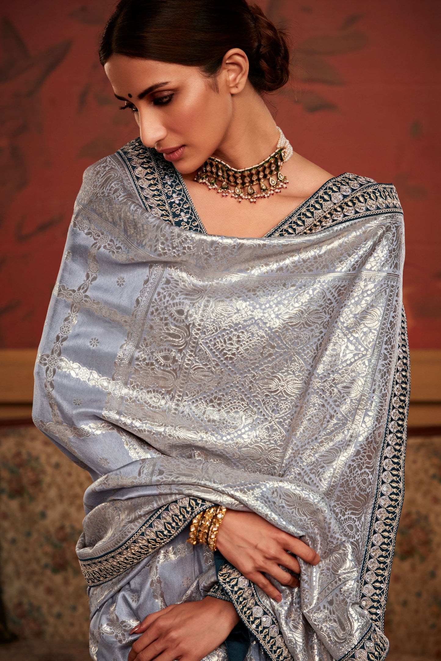 grey-woven-dola-silk-saree-zb131422_4_SareeButa.com