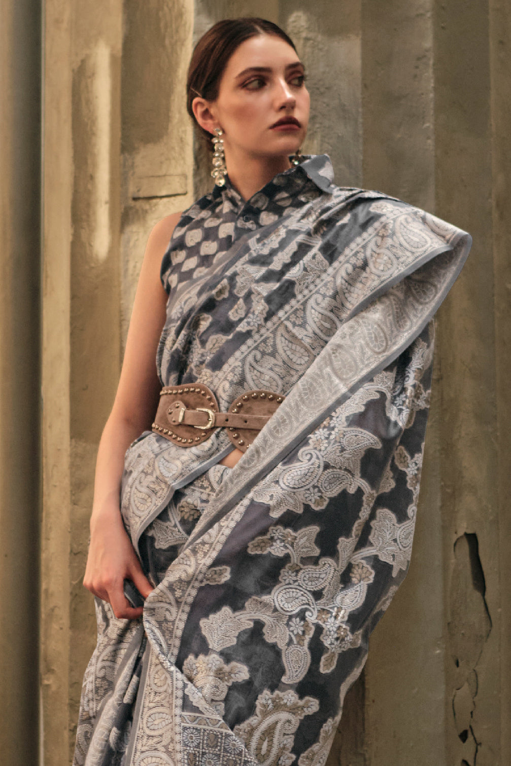 grey-organza-lucknowi-saree-zb131990_3_SareeButa.com