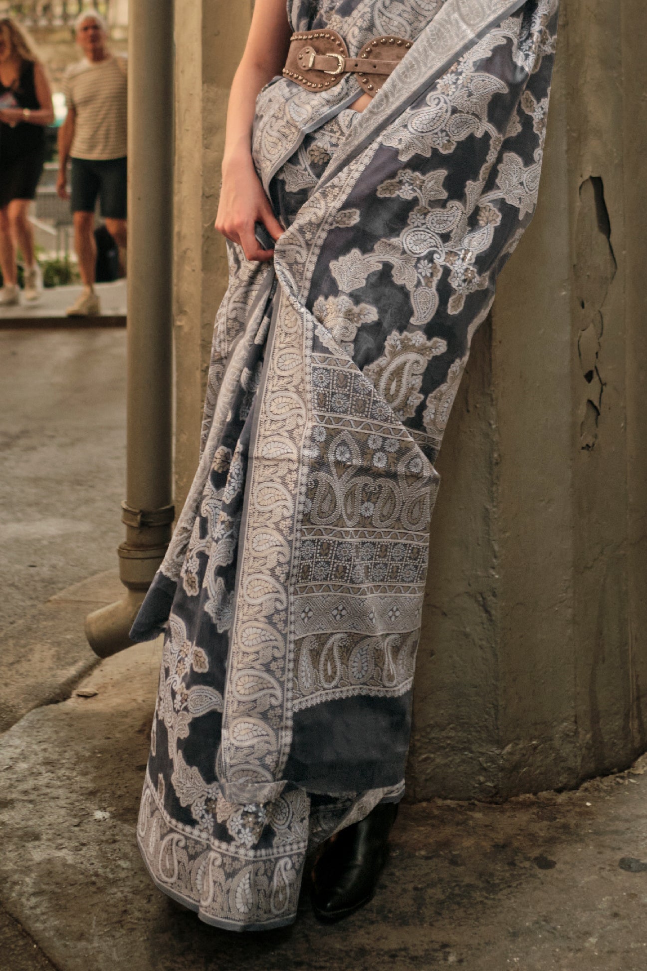 grey-organza-lucknowi-saree-zb131990_4_SareeButa.com