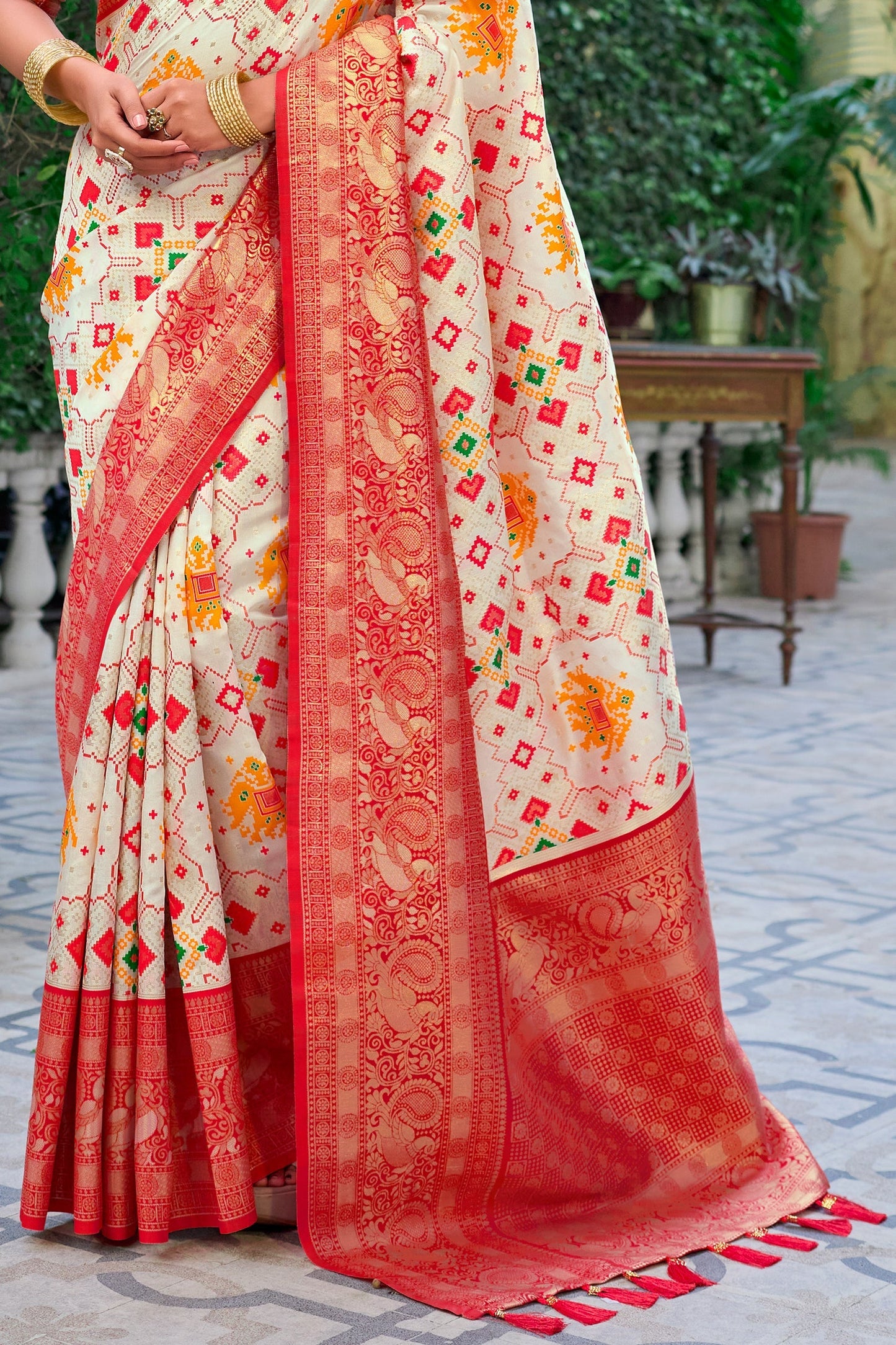 off-white-silk-patola-saree-zb132302_3_SareeButa.com