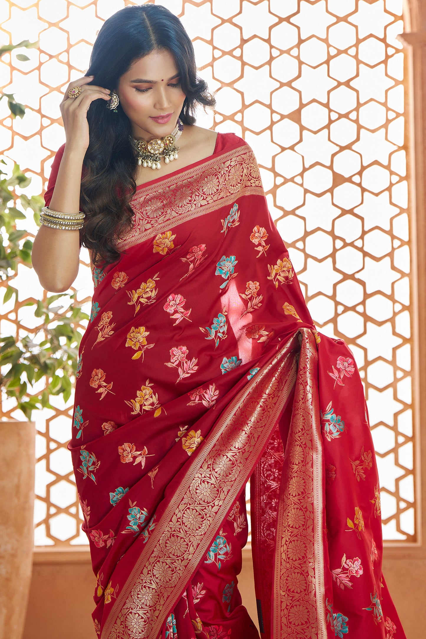 red-banarasi-silk-saree-zb132761_2_SareeButa.com