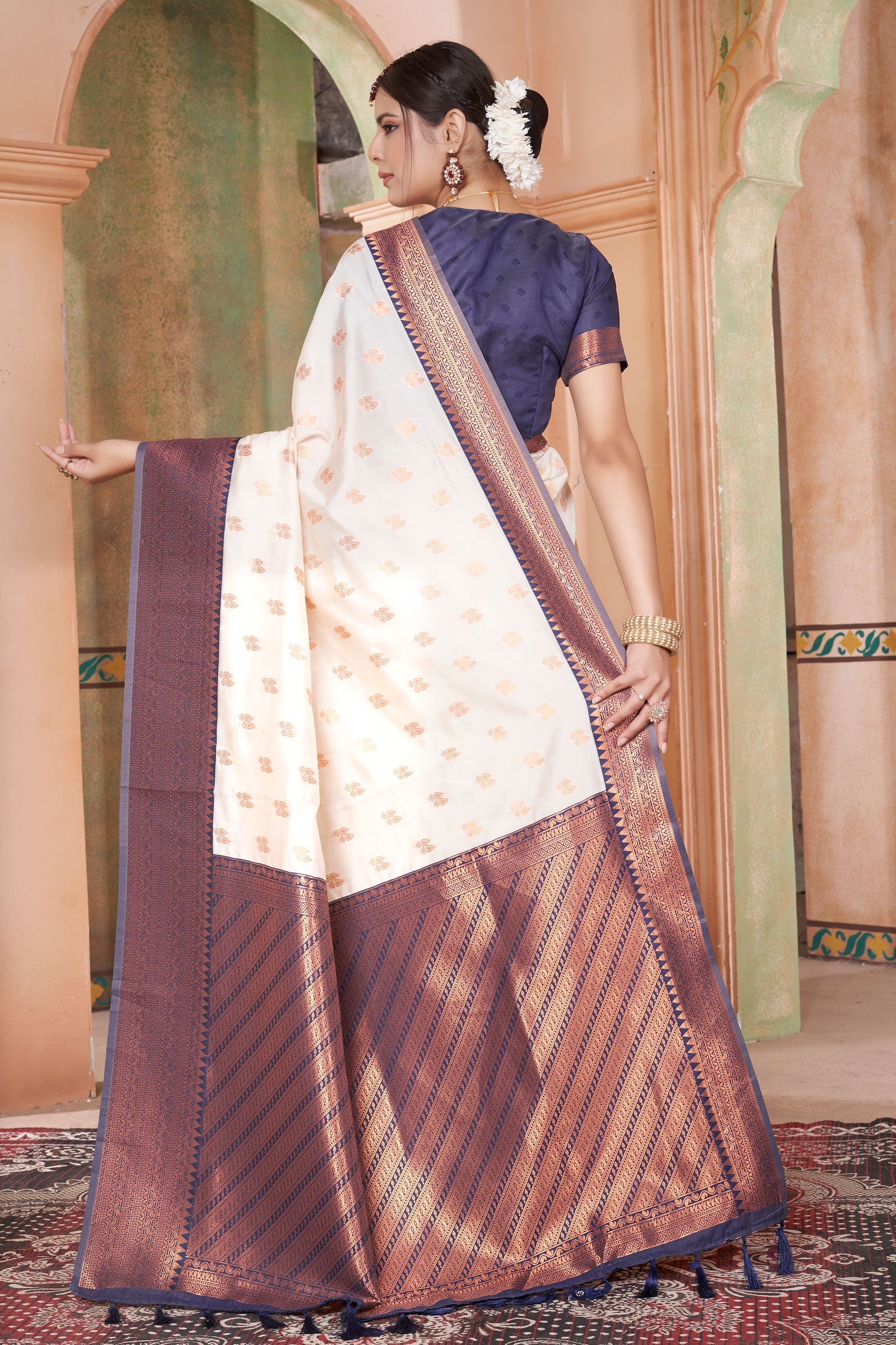 white-kubera-pattu-kanjivaram-saree-zb131659_4_SareeButa.com